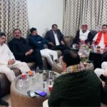 भारतीय जनता पार्टी के प्रदेश अध्यक्ष पंकज चौधरी ने ब्राह्मण समाज की बैठकें आयोजित करने वाले पार्टी के जनप्रतिनिधियों पर कड़ा रुख अपनाया है। उन्होंने साफ शब्दों में कहा है कि इस तरह की गतिविधियां भाजपा के सिद्धांतों, संविधान और आदर्शों के खिलाफ हैं और भविष्य में दोहराए जाने पर कड़ी कार्रवाई की जाएगी। मीडिया रिपोर्ट के बाद आया बयान प्रदेश अध्यक्ष ने यह बयान मीडिया में प्रसारित एक खबर के संदर्भ में दिया, जिसमें विधानसभा सत्र के दौरान कुछ भाजपा जनप्रतिनिधियों द्वारा विशेष भोज और अपने समाज से जुड़ी चर्चा किए जाने की बात सामने आई थी। पंकज चौधरी ने कहा कि भाजपा एक सिद्धांत-आधारित राजनीतिक दल है और पार्टी जाति, वर्ग या परिवार विशेष की राजनीति में विश्वास नहीं करती। सभी जनप्रतिनिधियों को दी गई सख्त चेतावनी प्रदेश अध्यक्ष ने बताया कि पार्टी नेतृत्व ने संबंधित जनप्रतिनिधियों से बातचीत कर उन्हें स्पष्ट चेतावनी दी है। उन्हें समझाया गया है कि ऐसी कोई भी गतिविधि भाजपा की संवैधानिक परंपराओं और अनुशासन के विरुद्ध है। उन्होंने कहा कि भविष्य में सभी जनप्रतिनिधियों को पूर्ण सतर्कता बरतनी होगी और इस तरह के आयोजनों से बचना होगा। दोबारा हुआ तो होगी अनुशासनात्मक कार्रवाई पंकज चौधरी ने कहा कि इस प्रकार की बैठकों से समाज में गलत संदेश जाता है और भाजपा की समावेशी राजनीति की छवि को नुकसान पहुंचता है। उन्होंने दो टूक कहा कि यदि भविष्य में किसी भी भाजपा नेता या जनप्रतिनिधि ने इस तरह की गतिविधियों को दोहराया, तो उसे पार्टी संविधान के अनुसार अनुशासनहीनता माना जाएगा और उस पर सख्त कार्रवाई होगी। जातिवाद की राजनीति पर हमला प्रदेश अध्यक्ष ने कहा कि भाजपा विविधतापूर्ण लोकतंत्र में समावेशी और सर्वस्पर्शी राजनीति को बढ़ावा दे रही है। बदलते राजनीतिक परिदृश्य में जाति आधारित राजनीति की कोई जगह नहीं है। उन्होंने परिवार और जाति की राजनीति करने वाले नेताओं को नसीहत देते हुए कहा कि वे विकासशील सोच के अनुरूप खुद को नए तरीके से परिभाषित करें। विकास और राष्ट्रवाद को बताया भाजपा की पहचान प्रधानमंत्री नरेंद्र मोदी के नेतृत्व का जिक्र करते हुए पंकज चौधरी ने कहा कि विकास और राष्ट्रवाद आधारित राजनीति के सामने विपक्ष की जातिवाद वाली राजनीति कमजोर पड़ रही है। उन्होंने दावा किया कि उत्तर प्रदेश में भाजपा ने सामाजिक न्याय, समावेशी और सर्वस्पर्शी राजनीति को मजबूत किया है, जिसके चलते सपा, बसपा और कांग्रेस जैसी पार्टियों का राजनीतिक भविष्य अंधकारमय होता जा रहा है। प्रदेश अध्यक्ष ने अंत में सभी नेताओं और कार्यकर्ताओं से अपील की कि वे पार्टी की मर्यादा और अनुशासन में रहकर ही कार्य करें और किसी भी नकारात्मक नैरेटिव का हिस्सा न बनें।
