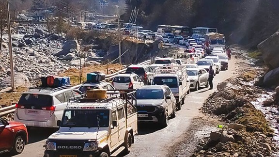 Himachal Tourism News, Shimla Manali Traffic Jam, New Year Tourist Rush, Christmas Crowd Himachal, Manali Parking Problem, Shimla Traffic Update, Himachal Police Alert, New Year Travel News Hindi